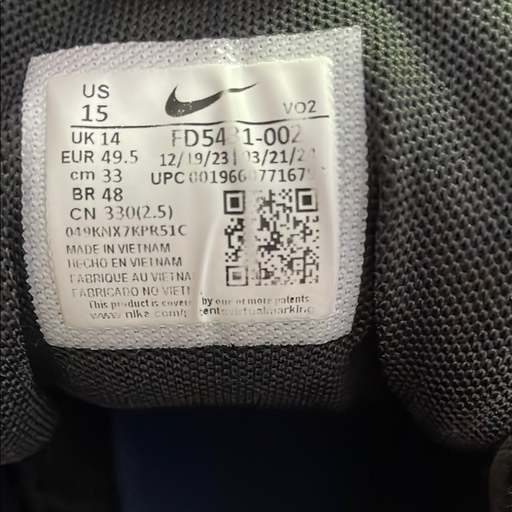 Nike Men's Black and Blue Athletic Shoes - Picture 4 of 6